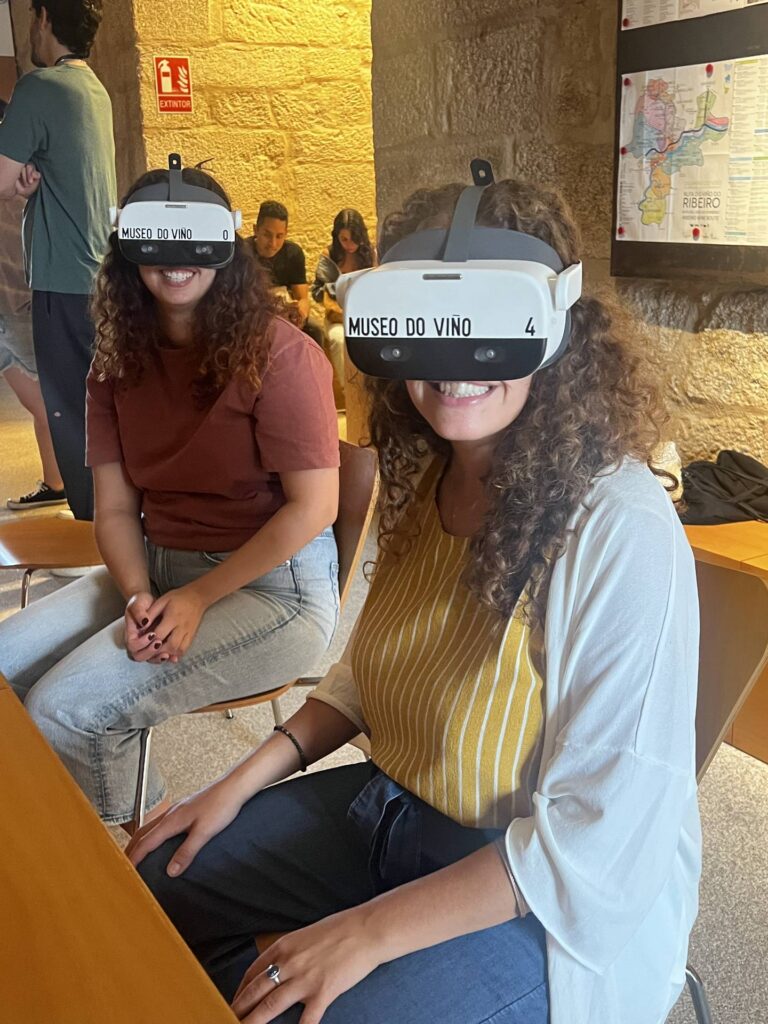 Dos participantes prueban gafas de realidad virtual en el Museo do Viño de Galicia
