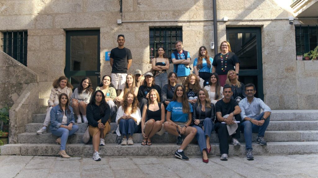 Participantes y equipo de CanteirIA sentados en las escaleras de piedra del MER