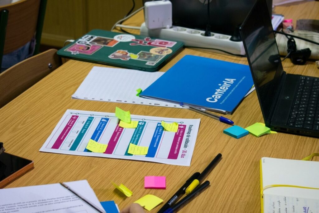 Plantilla de roadmap de validación a 30 días con notas adhesivas, junto a una carpeta de CanteirIA