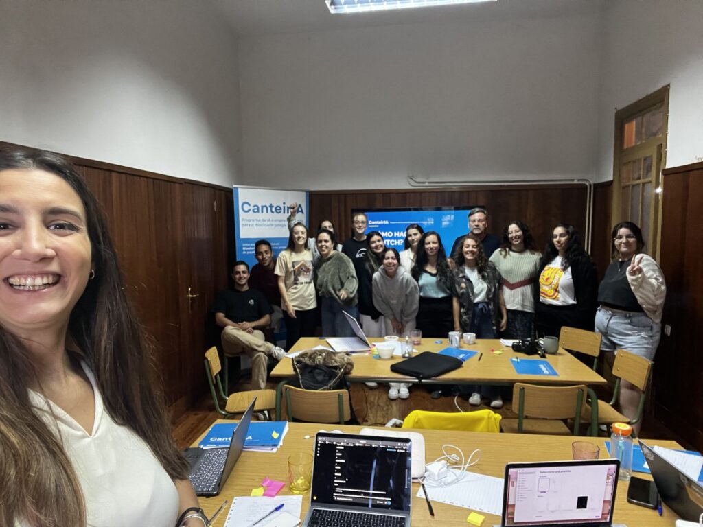 Grupo de CanteirIA en el aula durante la sesión de pitch